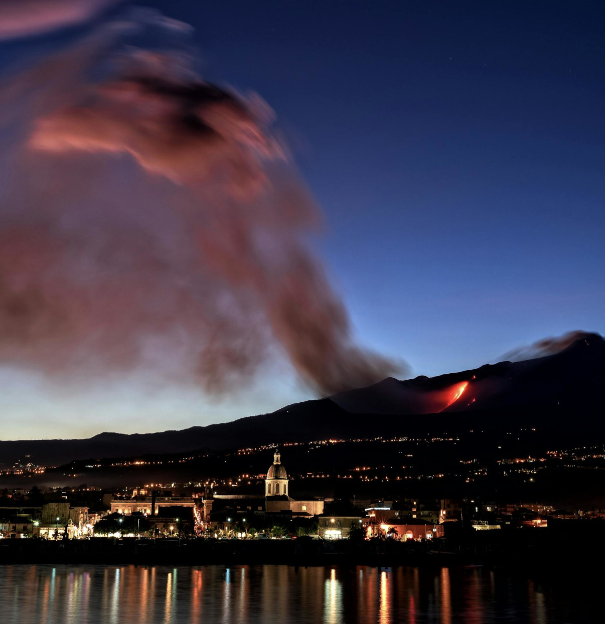 vulcano Etna vista notturna da Catania